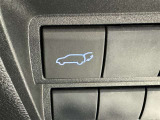 電動式バックドアです。 荷物を持ったままでもボタン一つで自動的に開け閉めできるので便利ですよ。 挟み込み防止機能も付いていますのでお子様の手や荷物を挟み込むのを防いでくれますよ。