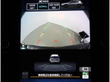 フロントグリル、運転席・助手席側ドアミラー、リヤゲートに装着したカメラの映像をインフォメーションディスプレイの大画面で確認可能です。