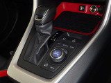 電動パーキングブレーキ・ブレーキホールドを装備してます。ホールド機能は信号待ちが多い一般道で疲労軽減になり、大好評です!