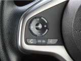 【オーディオの切り替えとハンズフリーテレホンの操作スイッチ】運転中もナビやスマホを触ることなく、ソース選択やボリュームの調節、電話応対などができるので安全です。