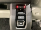 シフトはセレクトレバーのなくなったエレクトリックギアセレクターになっています。右側に電子制御パーキングブレーキがあります。スイッチひとつでブレーキ力を自動的に最適制御できるパーキングシステムです。