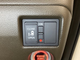 左側電動スライドドアは運転席からでも操作ができるように、ハンドル付近に開閉の操作スイッチが付いています。