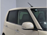電動格納ミラーになっておりますので、車内からミラーの角度の調節、開いたり・格納ができて便利です♪
