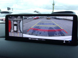 360度ビューカメラを搭載。4方の小型カメラの映像を処理し、車両真上からの映像に変換しています。