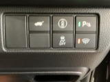 ハンドルの右側にHondaセンシング用のメインスイッチとパワーテールゲートスイッチがついています。パワーテールゲートスイッチは車内からでもテールゲートの開け閉めを電動でできます。