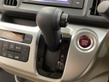 CVT車のセレクトレバーです。低速から高速まで、変速ショックのないスムーズな走りを実現するとともに、エンジン効率のよい領域を維持することで燃費にも貢献します。