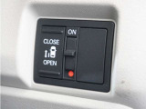◆片側電動スライドドア◆狭い駐車場でも乗り降りが楽々♪お子様が隣の車にドアを当ててしまう心配もございません!小さなお子様連れの方もこれで安心。