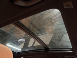 ●サンルーフ:開放感たっぷりの希少装備、サンルーフが装着されています!車内に明かりを取り入れたり景色を楽しむ以外にも、車内の空気も簡単に換気できて快適です!