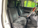 運転席まわりには十分なスペースがあり、大柄な方でもゆったり運転していただける環境です。