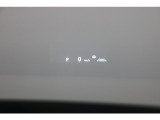 ヘッドアップディスプレイ(HUD)です。運転に必要な情報をフロントガラスの視野内に投影することで視線を外さず確認できます。視線移動や焦点調節が少なくて済むので安全性の向上に貢献します。