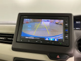 リバースギアに入れるだけで後方の表示へ切り替わります。夜間や雨の日の駐車も楽になりますよ。