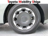 シンプルなデザインの純正ホイールキャップです。落ち着いたデザインですので車体と一体感があります。