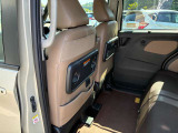 車内で軽食がとれる便利なテーブルがついています!