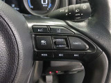 ステアリングには運転中でも簡単に操作できる各種スイッチついてます