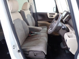 フロントシートはベンチシートです、運転席と助手席の移動が簡単です。真ん中にはアームレストも装備されています! また運転席シートの高さも調整できます。