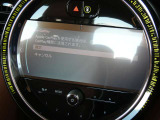 iPhoneを接続するとナビや音楽、メッセージが車載画面に表示。Siri対応で音声操作も可能。手元を使わず安全に、便利で快適なドライブをサポートします。