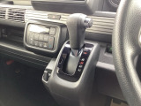 インパネシフトだから視線の移動も少なく足元もスッキリ♪運転席もゆったりしているのでゆとりを持ってドライブできますね!