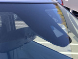 前方の車両や歩行者に対して衝突する可能性が高まると、衝突被害軽減ブレーキを作動させます。さらにペダルの踏み間違いによる急発進を抑制する踏み間違い衝突防止アシストを装備。