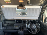 見晴らしのいいフロントは、アイポイントも高く運転もしやすくなっております!シフトやスイッチ類などもインパネにまとめてあるので操作もしやすい設計となっております☆
