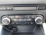 温度の設定のみで快適な風量やモードなどを自動調整してくれるフルオートエアコンを装備!