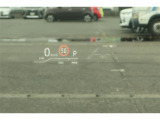 カラーヘッドアップディスプレイ付き。少ない視線移動で情報を確認できるので、運転の疲労軽減に繋がりますよ♪