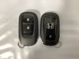 スマートキーを装備しています。鍵を差し込むことなくドアロックの開け閉めと、スタートボタン操作でのエンジンスタートができます。スペアキーも同じものを用意しております。