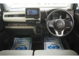 運転にかかわる様々な操作を安全に行えるように視点移動が少なく、操作性に配慮されたスイッチ類が凝縮されたコクピットです。
