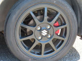 純正15インチアルミを装備して、見た目も良好です。クルマはやっぱり外見も大切にしたいですよね。純正アルミは高い完成度で、クルマにマッチします。