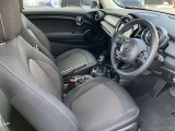 【運転席シート】人間工学に基づき形成した形状が長時間のドライブ疲労も軽減します。すべての走りを特別な出来事に変える様に設計されています。