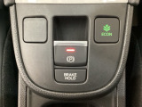 セレクトレバーの下に電子制御パーキングブレーキがあります。スイッチひとつで、停車した地点の傾斜などをシステムが検知・判断してブレーキ力を自動的に最適制御し、しっかり停車できるパーキングシステムです。