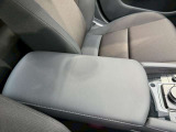 長時間の運転でも肘や腕を置いてリラックスでき、肩や腕の筋肉疲労を大幅に軽減する役割!