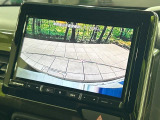 【バックカメラ】駐車時に後方がリアルタイム映像で確認できます。大型商業施設や立体駐車場での駐車時や、夜間のバック時に大活躍!運転スキルに関わらず、今や必須となった装備のひとつです!