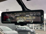 インテリジェントルームミラーは後席の人やヘッドレスト、荷室に積んだ荷物などで後が見にくい時でも、車両後方のカメラ映像をミラー面に映し出すので、いつでもクリアな後方視界が得られます。