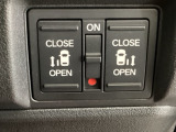 リアドアは乗り降りに便利な両側電動スライドドアです。また運転席に座っていながらスイッチ操作で自在にスライドドアを開け閉めできます。