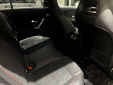 メルセデスのシートは少し硬めになっております。長時間の運転の際、適度な反発があることでお尻や腰の負担を減らす効果が御座います。