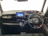 運転席と助手席の間はすっきり、移動も楽々です。さっと手が届く位置にATセレクトレバーやエアコンスイッチなどがあり操作性に優れています