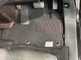 新品の純正フロアマット付きです。ドライブの際に気分良く乗って頂けます。