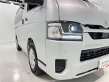 明るいライトが夜道を明るく照らしてくれます。 運転する上で、道路状況をいかに早く認識できるか重要なポイントです。 白色光が暗い道も明るく照らしてくれますよ。