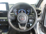 ステアリングから手を離さず、運転に集中したままオーディオ等の操作や安全装置の設定などが行えます。