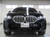 BMWで初採用となる矢印型デイライトを組み込んだLEDヘッドランプや、デザイン変更されたフロントバンパーが目を引くフロントフェイス