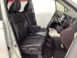 女性でも運転がしやすいように、シートの高さ調整機能(シートリフター)がついています。運転席と助手席の間が空いている為、助手席側への移動がスムーズです。交通量の多い道でも助手席側から乗り降りができます。