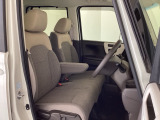 フロントシートはベンチシートです。ベンチシ―トは運転席と助手席の移動もスムーズ!狭い駐車場での乗り降りに便利です。シートの間にコンソールボックスやドリンクホルダーがないため、車内空間も広く感じます