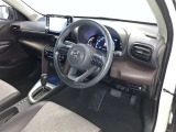 シックな色使いの運転席周りですね。すっきりとしたデザインで上品な色使いです。居心地の良い運転席、長く座ってられるリラックスできるデザインがいいですね。