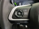 ステアリングには運転中でも簡単に操作できる各種スイッチついてます