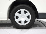 タイヤサイズは195/80R15です。