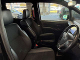 運転席の画像です。足元やシートまわりに余裕があり、リラックスした姿勢で運転が可能です。視界も良好で操作系へのアクセスもしやすく、快適で安心感のあるドライブをサポートします。