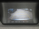 バックカメラの画像です。ガイドラインがスムースな車庫入れをサポートいたします。車庫入れの安心感がアップしますね。
