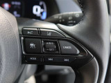 アダプティブクルーズコントロール機能付きです。走行中に先行車の様子を検知しながら、設定した車速の範囲内で先行車との距離のキープを支援します。詳細は販売店スタッフまでおたずねください。