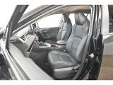 中古車をキレイで気持ちよくお乗りいただけるよう、エンジンルームからシートを外した洗浄まで、目に見えない部分も徹底的に洗浄しています!