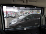暑い日差しから守ってくれるロールサンシェード付き♪